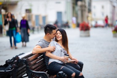 Şehrin arka planında poz veren genç çift, seyahat kavramı