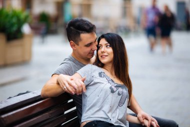 Birbirine aşık bir çift serin bir sonbahar sabahında şehrin sokaklarında yavaşça yürür..