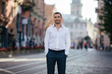 Genç, yakışıklı, stil sahibi, seksi, yakışıklı manken. Sokakta gündelik kıyafet tarzında.