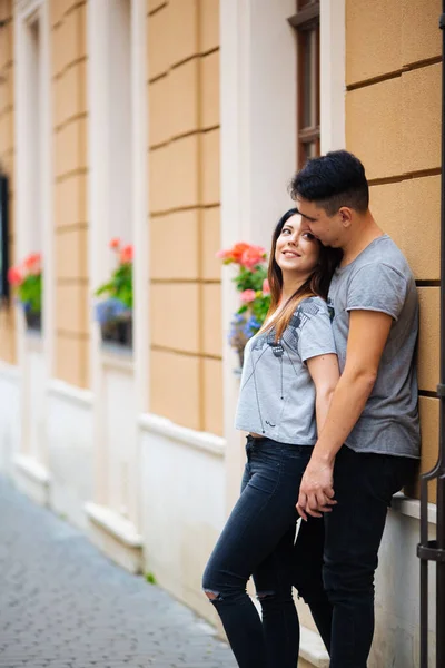 Couple posant dans les rues d'une ville européenne par temps d'été. — Photo