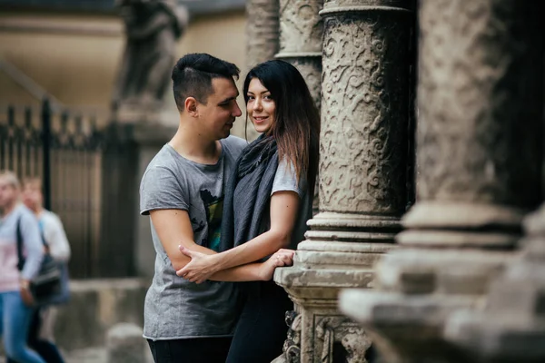 Jeune couple posant sur fond de ville, concept de voyage — Photo