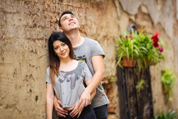 Pareja joven posando en el fondo de la ciudad, concepto de viaje —  Fotos de Stock