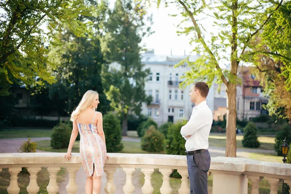 Hermosa pareja en el amor citas al aire libre y sonriendo —  Fotos de Stock