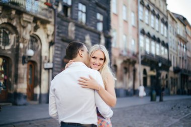 Açık havada aşık, gülümseyen bir çift, lviv. yaz