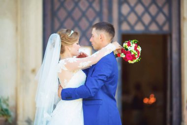 Mutlu genç çift şehirde yürüyor.