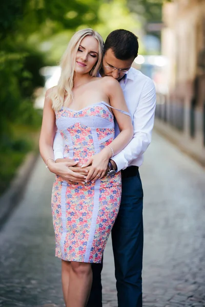 Hermosa pareja en el amor citas al aire libre y sonriendo — Foto de Stock