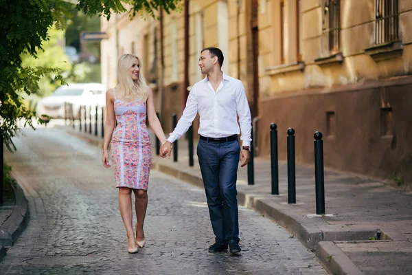 Couple aimant se promener dans la ville. Lviv — Photo
