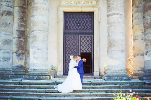 Felice romantica giovane coppia che celebra il loro matrimonio — Foto Stock