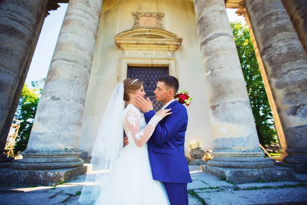 Sposa e sposo vicino al vecchio castle.wedding — Foto Stock