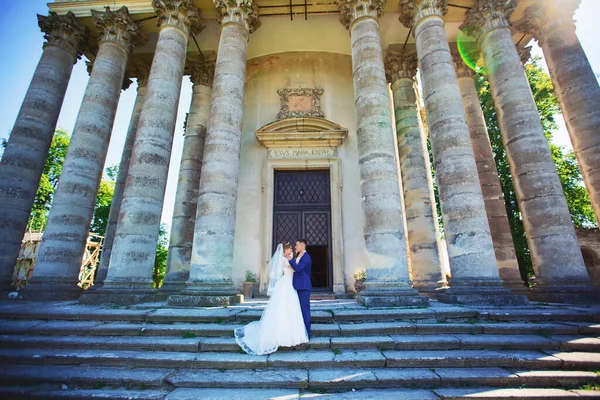 Bride and groom near the old castle.wedding — Stock Photo, Image