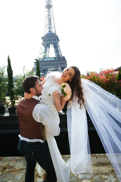 Novia y novio teniendo un momento romántico el día de su boda en París, frente a la gira Eiffel — Foto de Stock