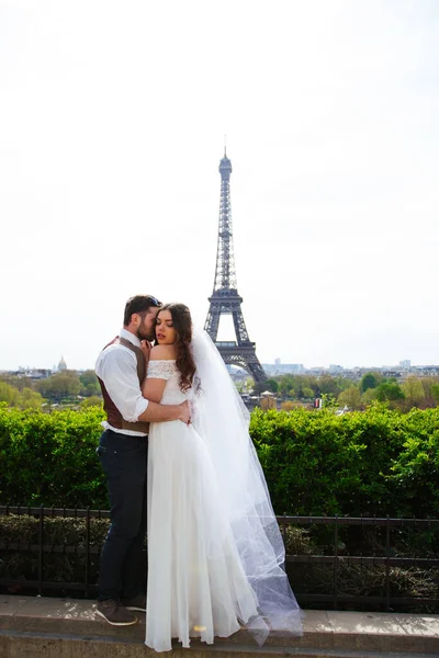 Düğün çifti. Gelin güzel bir gelinlik içinde, gelin şık bir smokin içinde, Paris Fransa — Stok fotoğraf