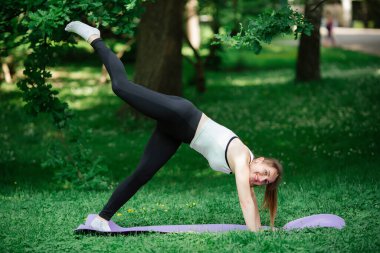 Genç seksi kız spor için doğaya gider.