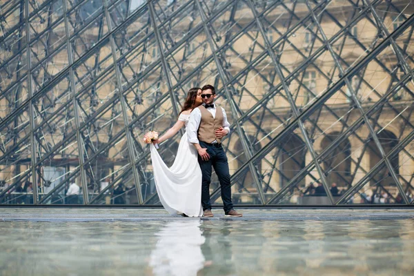 Novia feliz y novio disfrutando de su boda en París —  Fotos de Stock