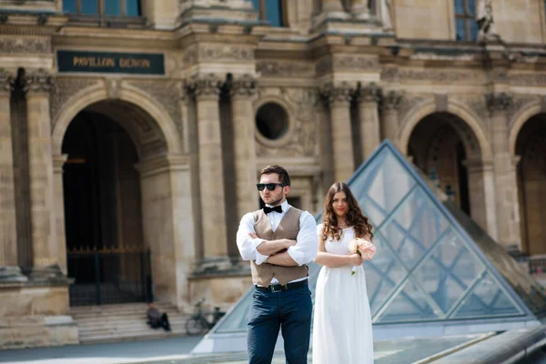 Boldog menyasszony és vőlegény élvezik az esküvőt Párizsban — Stock Fotó