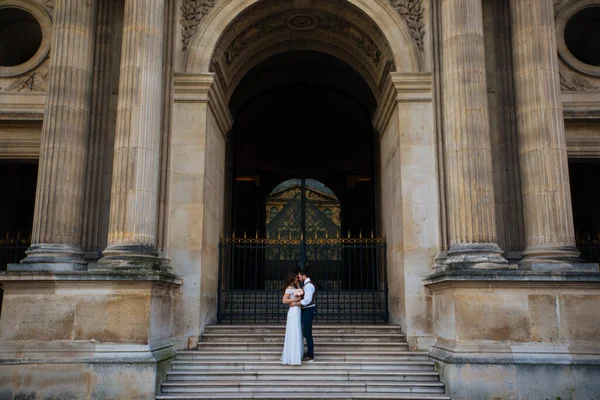 파리에서 결혼식을 즐기고 있는 행복 한 신부와 신랑 — 스톡 사진