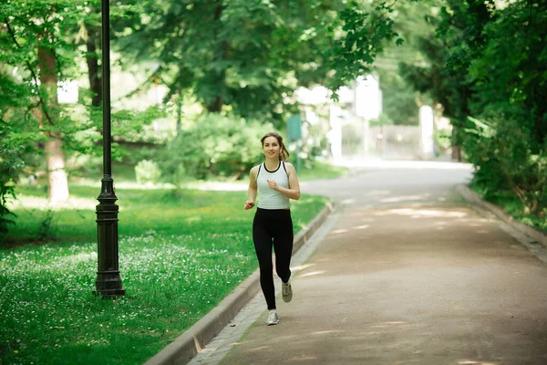 Gezonde levensstijl, meisje dat sport,. Ze draagt sportkleding. — Stockfoto