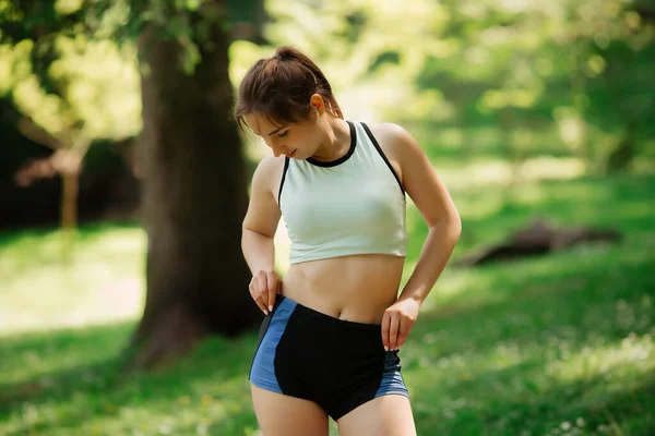 Gezonde levensstijl, meisje dat sport,. Ze draagt sportkleding. — Stockfoto