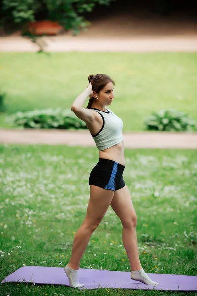 Girl goes in for sports in the park — Stock Photo, Image