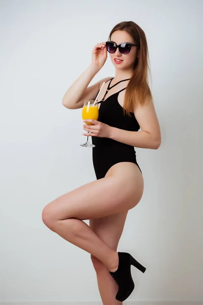 Lächelnde attraktive junge Frau mit sexy schlanken Formen — Stockfoto