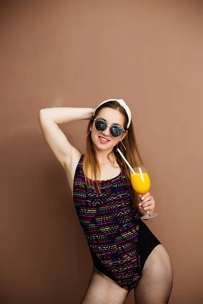 Porträt eines lächelnden brünetten Mädchens im Badeanzug in sommerlicher Badebekleidung und Sonnenbrille — Stockfoto