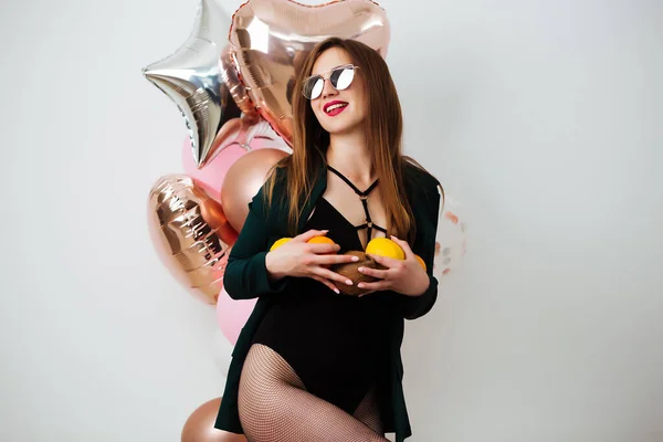 Retrato de menina morena sorridente em maiô em trajes de banho de verão e óculos de sol — Fotografia de Stock