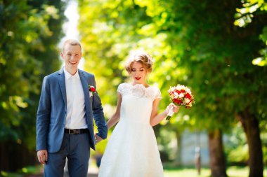 Mutlu bir çift. Düğün fotoğrafı. Çift birbirine aşık..