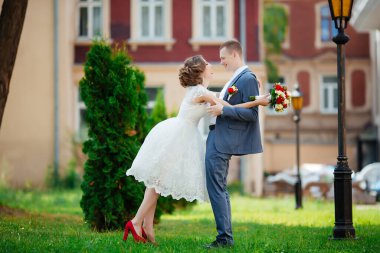 Düğünlerinde mutlu gelin ve damat. Parkta yeni evliler.