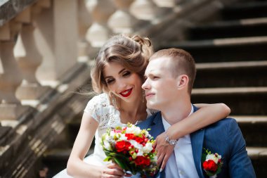 Düğün için. Genç bir çift, yeni evli, el ele tutuşuyorlar.