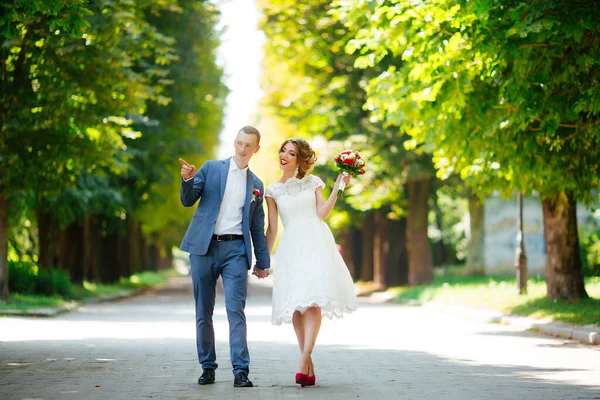 Glad brud och brudgum på deras bröllop. Nygifta i parken. — Stockfoto