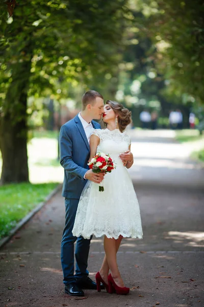 Šťastnou nevěstu a ženicha na jejich svatbě. Novomanželé v parku. — Stock fotografie