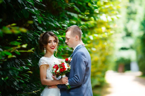 Feliz novia y novio en su boda. Recién casados en el parque . —  Fotos de Stock
