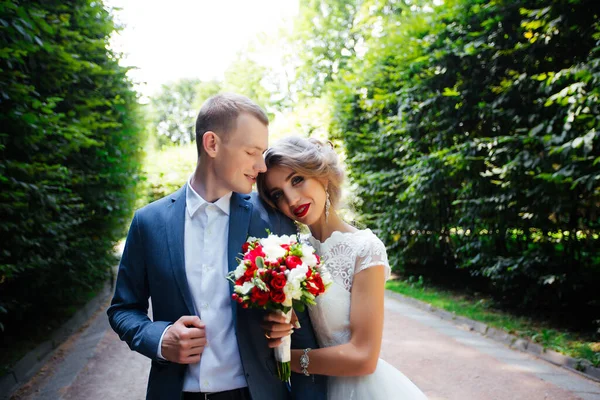 Mariage. Jeune couple, récemment marié, se tenant la main — Photo