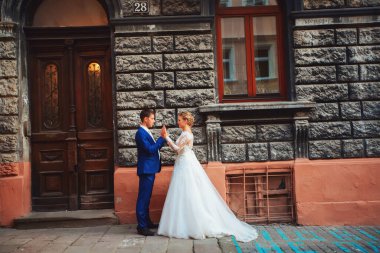 Mutlu romantik genç çift evliliklerini kutluyor.