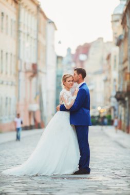 Mutlu romantik genç çift evliliklerini kutluyor.