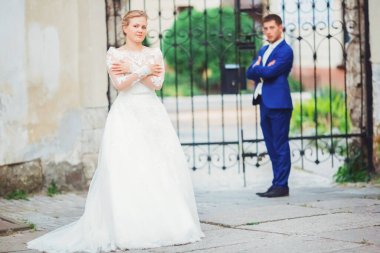 Gelin ve damat eski kasabada dolaşır.