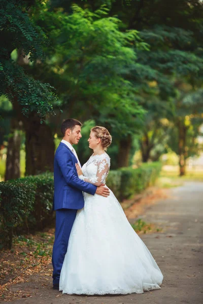 Bruid en bruidegom bruiloft. Pasgetrouwden in het park. — Stockfoto