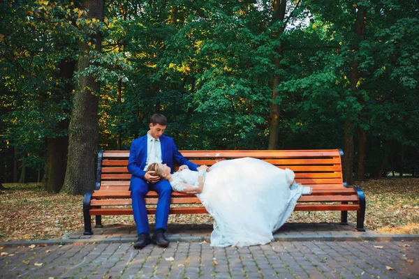 Romantischer Moment. Schöne Braut im luxuriösen Brautkleid und stilvolle Braut im Smoking — Stockfoto