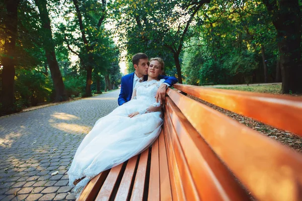 Braut und Bräutigam küssen sich im Park. Hochzeit in der Natur grün Wald küssen — Stockfoto