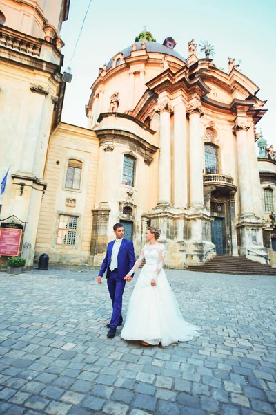 Feliz casal jovem romântico celebrando seu casamento — Fotografia de Stock