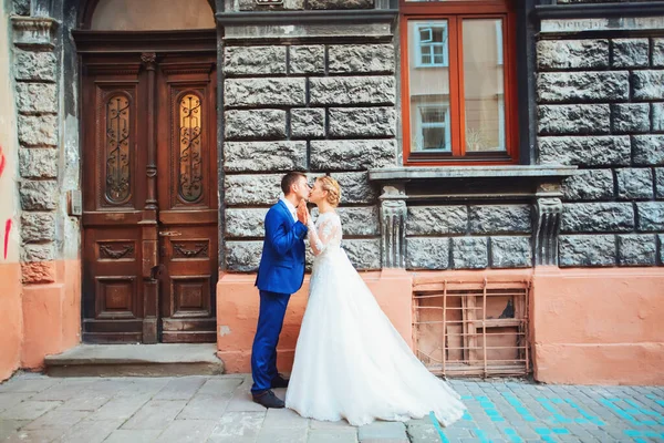 Feliz jovem casal andando pela cidade — Fotografia de Stock