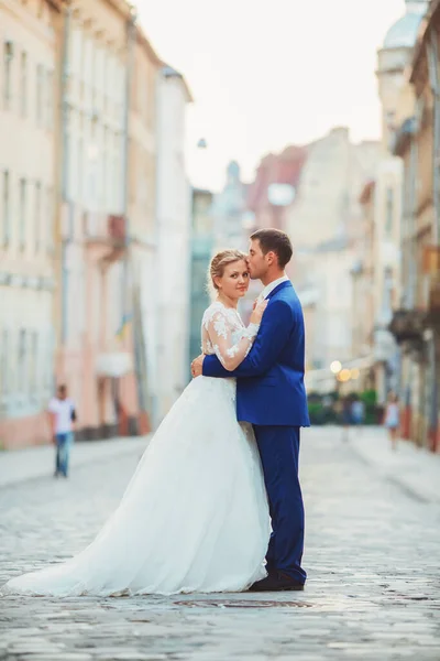 Glückliches romantisches junges Paar feiert seine Hochzeit — Stockfoto