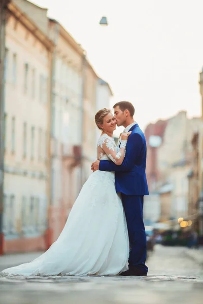 Feliz casal jovem romântico celebrando seu casamento — Fotografia de Stock