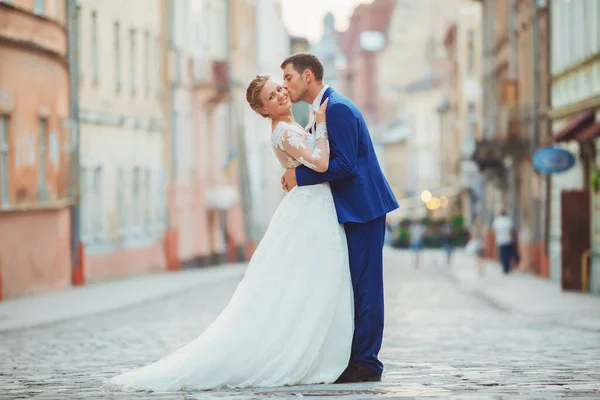 Novia y novio caminan por el casco antiguo — Foto de Stock