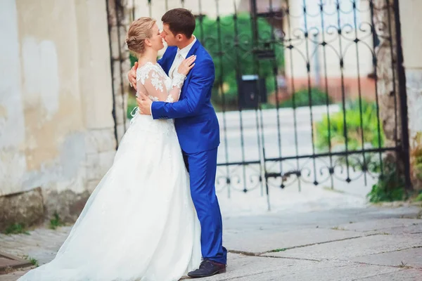 Feliz casal jovem romântico celebrando seu casamento — Fotografia de Stock