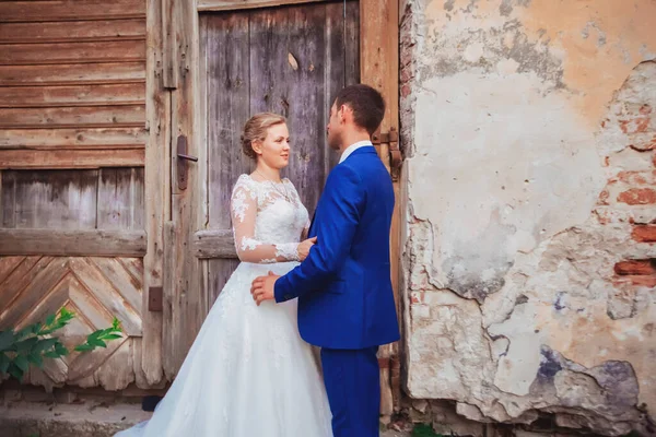 Feliz casal jovem romântico celebrando seu casamento — Fotografia de Stock