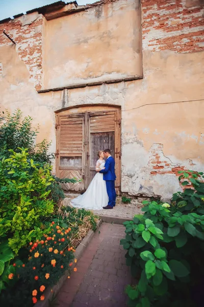 Bride and groom walk around the old town — Stock Photo, Image