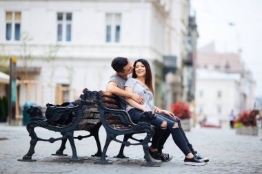 Şehrin arka planında poz veren genç çift, seyahat kavramı