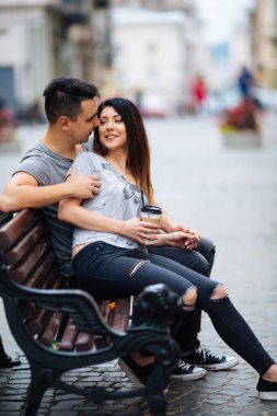 Birbirine aşık bir çift serin bir sonbahar sabahında şehrin sokaklarında yavaşça yürür..