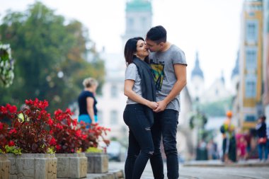 Çiftler şehirde eğleniyor. lviv